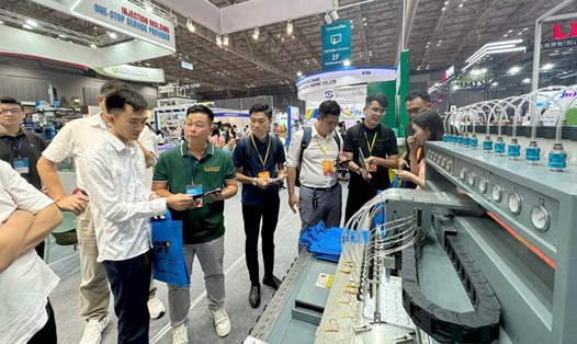 Khách tham quan Triển lãm quốc tế lần thứ 22 về máy và thiết bị ngành công nghiệp Nhựa & Cao su (VietnamPlas 2024). Ảnh: Ngọc Châu