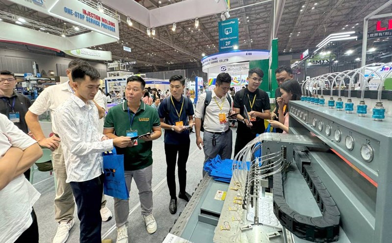 Visitors at the 22nd International Exhibition on Machinery and Equipment for the Plastics & Rubber Industry (VietnamPlas 2024). Photo: Ngoc Chau