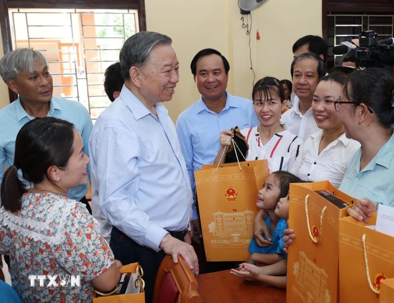 General Secretary and President To Lam presents gifts and encourages people of Con Co island district, Quang Tri province. Photo: Lam Khanh/VNA