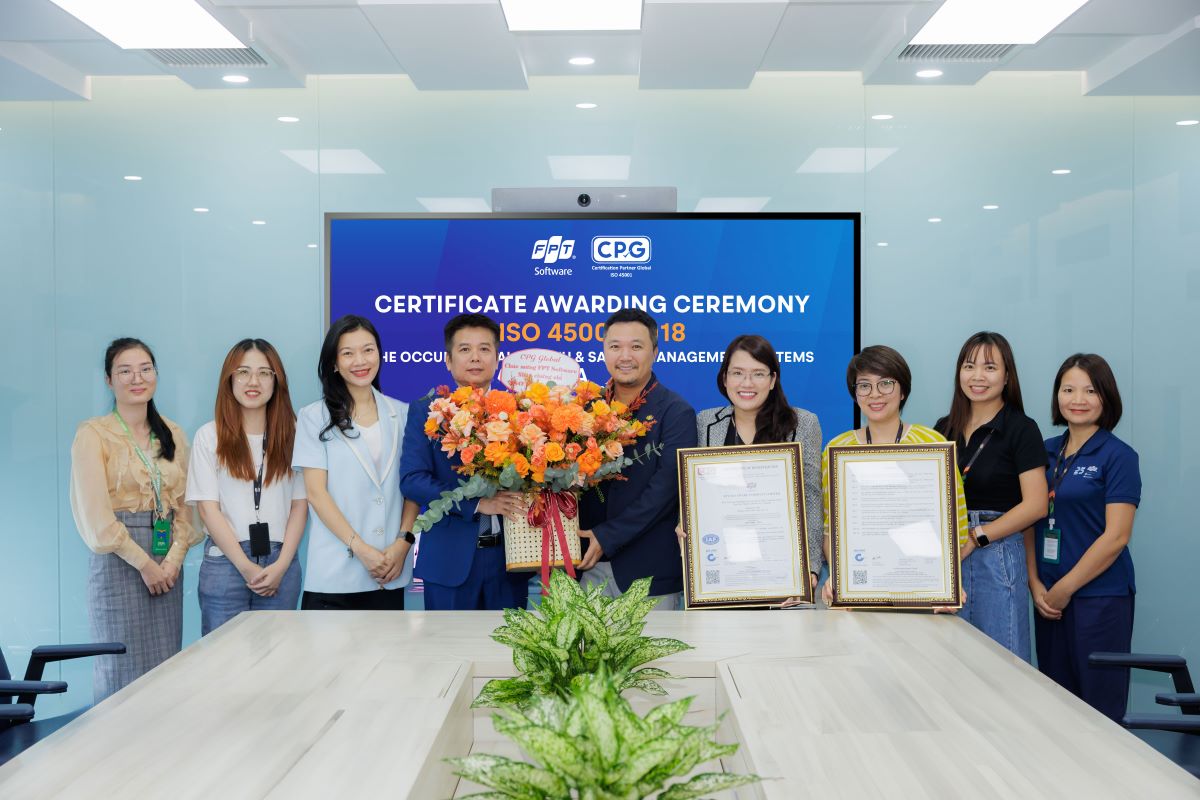 Mr. Nguyen Khai Hoan, Deputy General Director of FPT Software received the ISO 45001 certificate from CPG Global at the certificate awarding ceremony in Hanoi, Vietnam. Photo: FPT