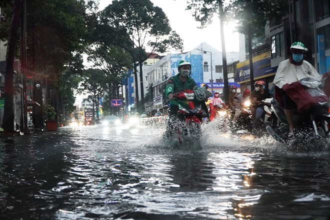 Warning of heavy rain in the South this afternoon and evening (October 16). Photo: Chan Phuc