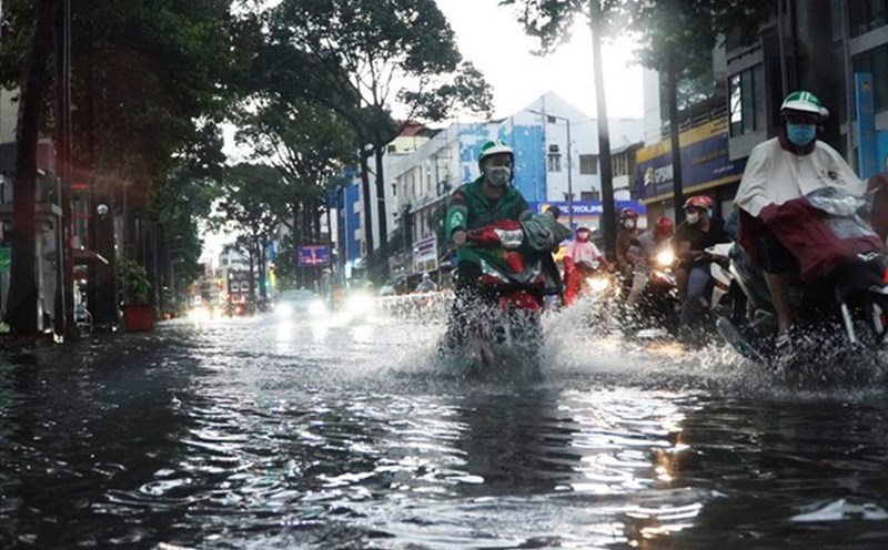 Warning of heavy rain in the South this afternoon and evening (October 16). Photo: Chan Phuc