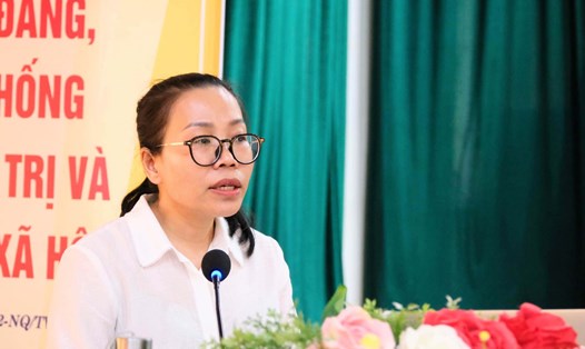 Bà Lê Thị Ngọc Oanh - Trưởng Ban Chính sách pháp luật và Quan hệ lao động LĐLĐ TP Đà Nẵng - truyền đạt tại hội nghị. Ảnh: Vân Anh