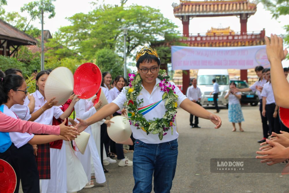 Olympia 2024 Champion Vo Quang Phu Duc has returned to Quoc Hoc Hue High School for the Gifted in the arms of teachers and friends. Photo: Phuc Dat.