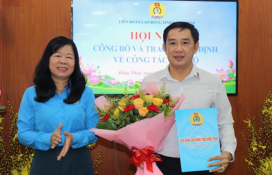 Chairwoman of Dong Thap Provincial Labor Federation Huynh Thi Tuyet Vui (left) presented the decision to accept and appoint Mr. Nguyen Van Kiet. Photo: Luu Hung