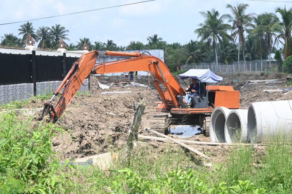 Workers speed up construction progress at the emergency resettlement project for people affected by landslides on the Ben Tre riverbank. Photo: Thanh Nhan