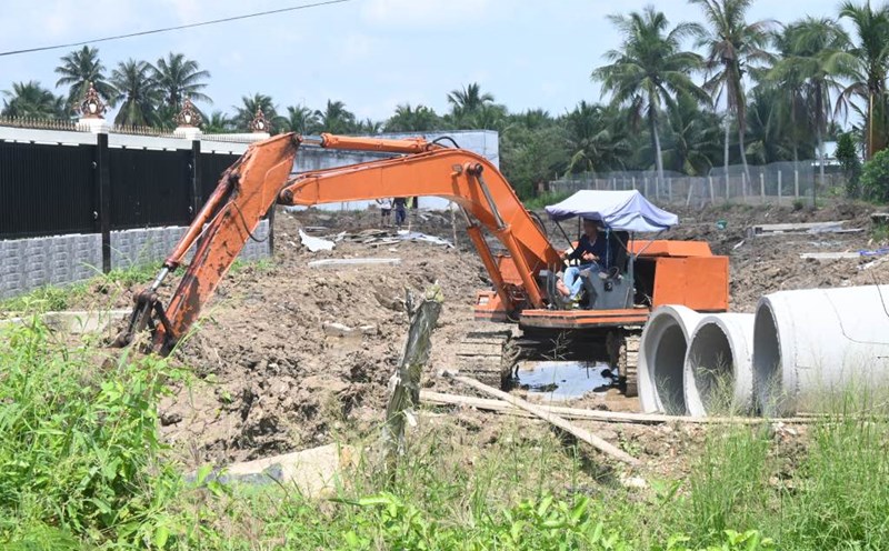 Workers speed up construction progress at the emergency resettlement project for people affected by landslides on the Ben Tre riverbank. Photo: Thanh Nhan