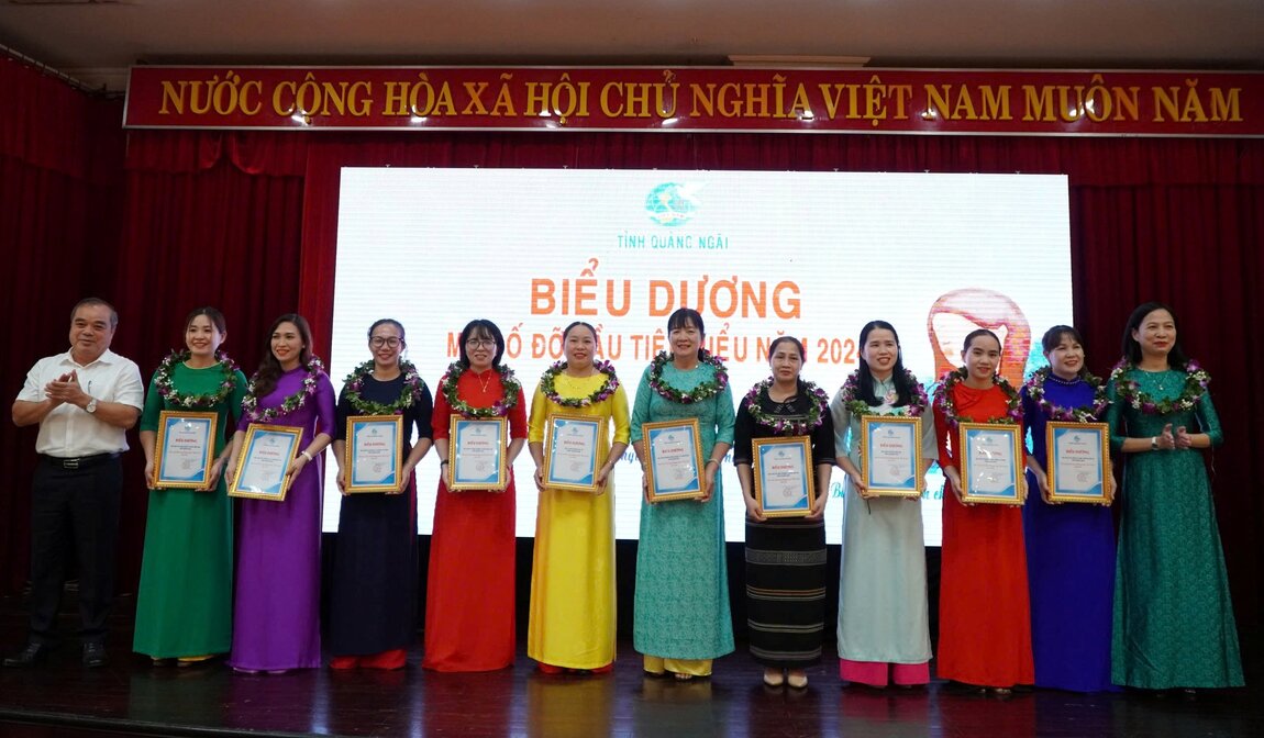 Mr. Tran Hoang Tuan - Permanent Vice Chairman of Quang Ngai Provincial People's Committee - commended and rewarded 20 collectives and 15 individuals for their outstanding achievements in implementing the "Godmother" Program. Photo: Vien Nguyen