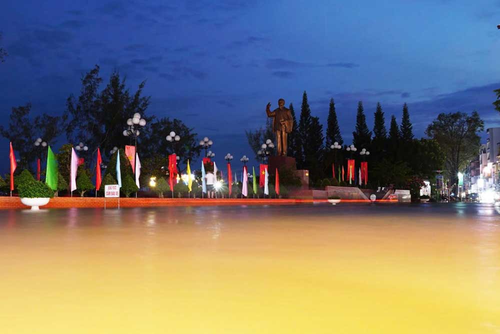 Ninh Kieu Wharf, Can Tho City during the historic high tide peak on the evening of October 12, 2022. Photo: Ta Quang