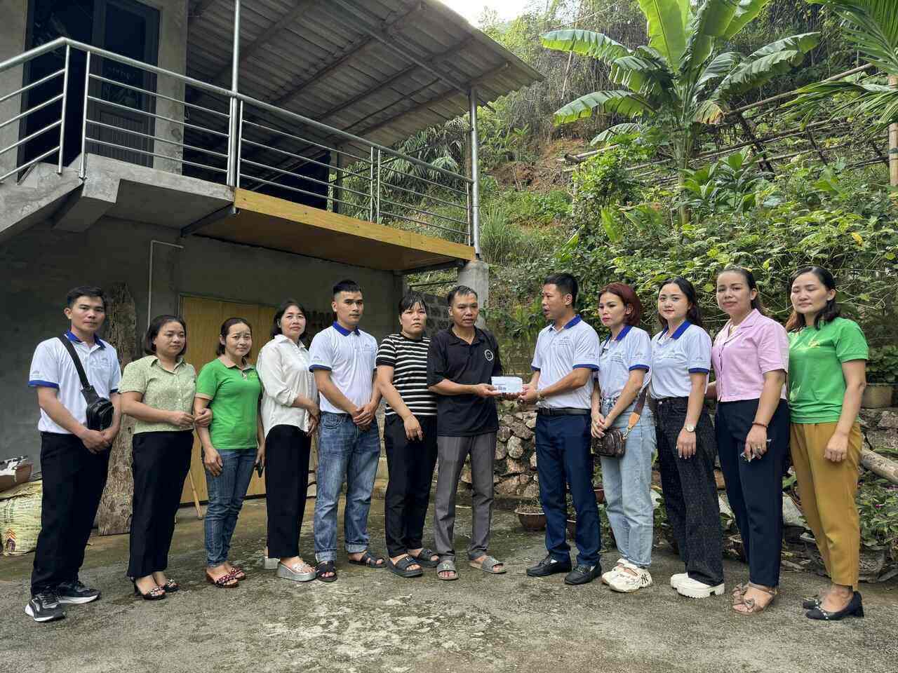 Thanh Cong International Education Development Cooperation Joint Stock Company (Nghe An) has provided support to a preschool teacher in difficult circumstances in Kim Boi district, Hoa Binh province. Photo: Khanh Linh