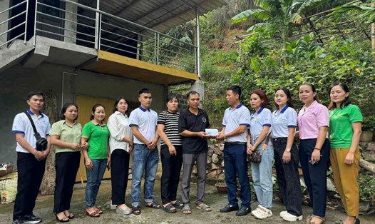 Công ty Cổ phần Hợp tác phát triển giáo dục quốc tế Thành Công (Nghệ An) đã trao hỗ trợ cho cô giáo mầm non có hoàn cảnh khó khăn ở huyện Kim Bôi, tỉnh Hòa Bình. Ảnh: Khánh Linh