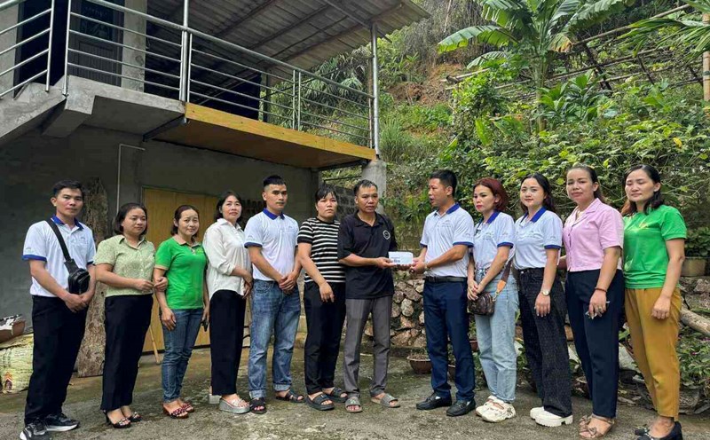 Thanh Cong International Education Development Cooperation Joint Stock Company (Nghe An) has provided support to a preschool teacher in difficult circumstances in Kim Boi district, Hoa Binh province. Photo: Khanh Linh