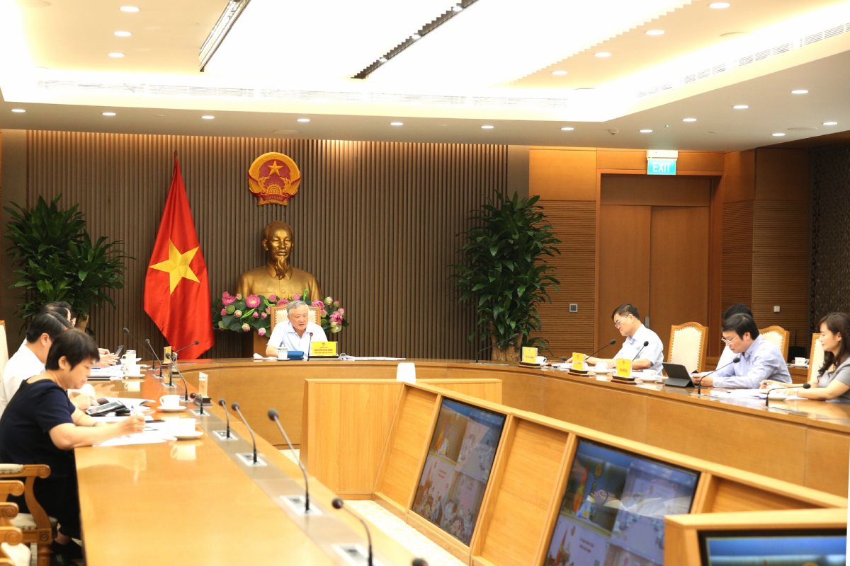 Permanent Deputy Prime Minister Nguyen Hoa Binh chaired a meeting on handling difficulties in the process of guiding the implementation of district and commune mergers. Photo: Nguyen Hoang/VGP