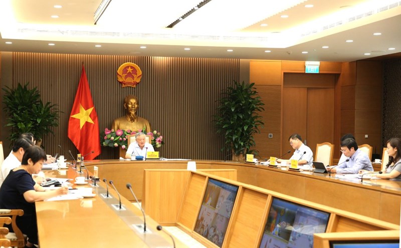 Permanent Deputy Prime Minister Nguyen Hoa Binh chaired a meeting on handling difficulties in the process of guiding the implementation of district and commune mergers. Photo: Nguyen Hoang/VGP