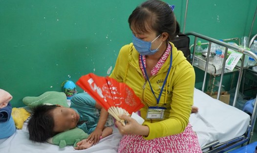 Bệnh nhi nhập viện điều trị sởi. Ảnh: Thanh Chân