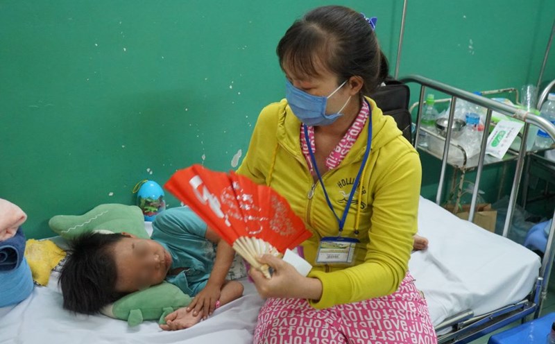 Children hospitalized for measles treatment. Photo: Thanh Chan