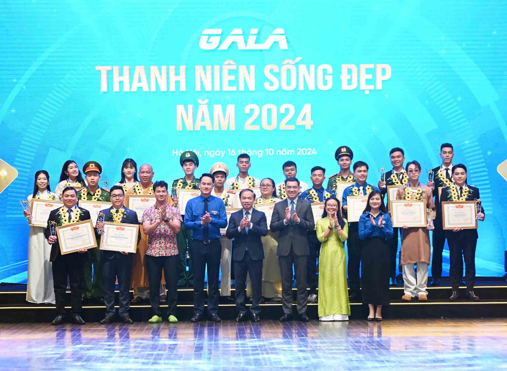 Individuals receiving the 2024 “Beautiful Youth” award. Photo: Huu Chanh