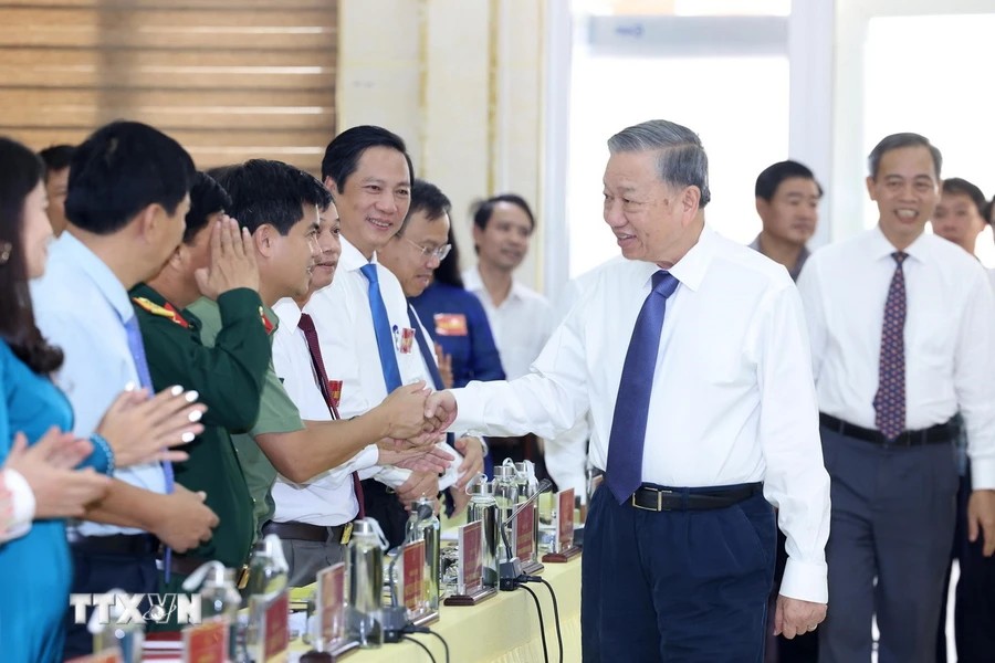 General Secretary and President To Lam with the personnel of the Standing Committee of the Quang Tri Provincial Party Committee. Photo: Lam Khanh/VNA