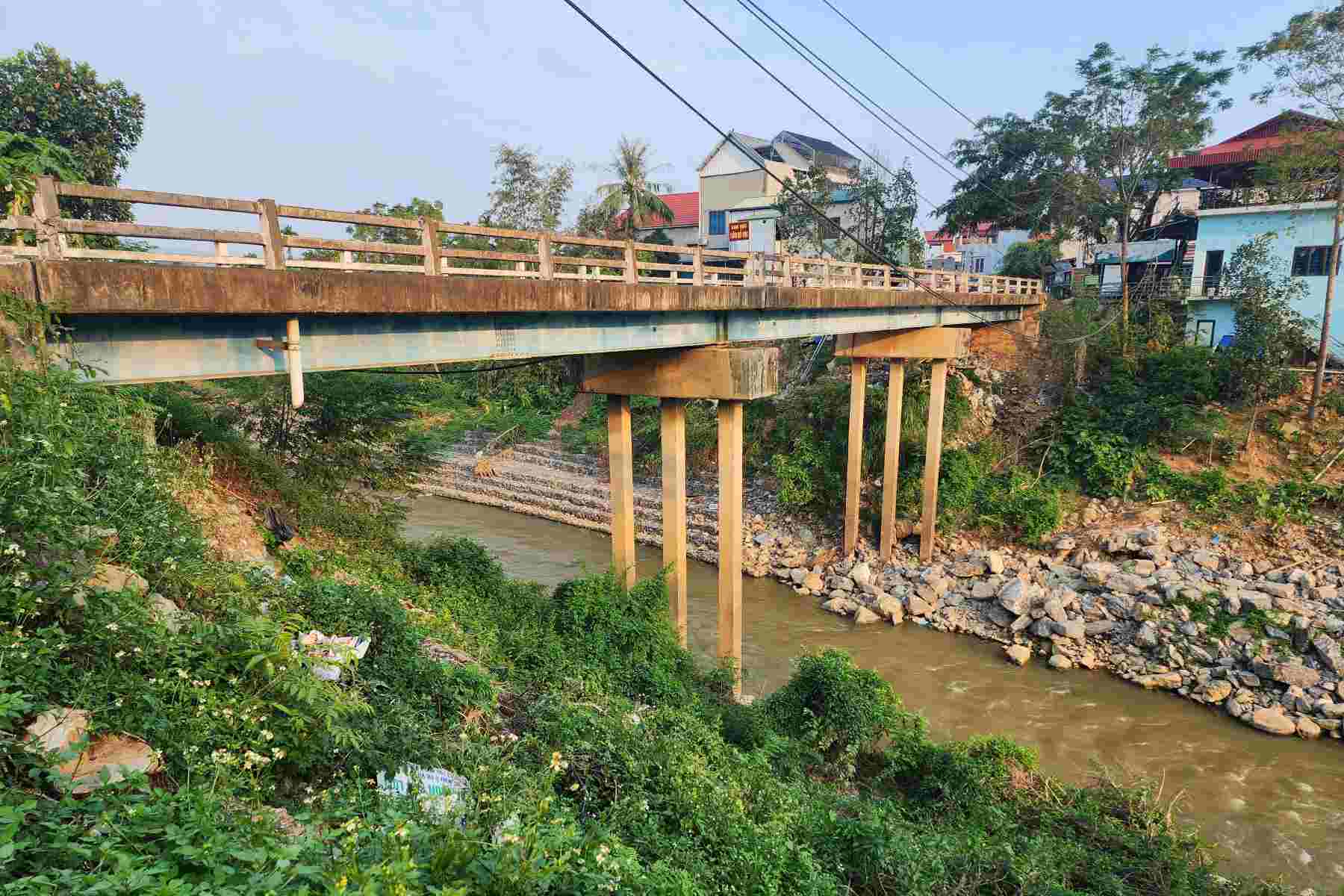 Luong Nha Bridge across Ngoi Lat is closed to all cars. Photo: To Cong