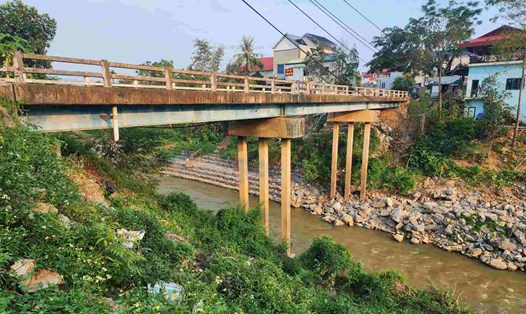 Cầu Lương Nha bắc qua Ngòi Lạt cấm toàn bộ xe ôtô. Ảnh: Tô Công