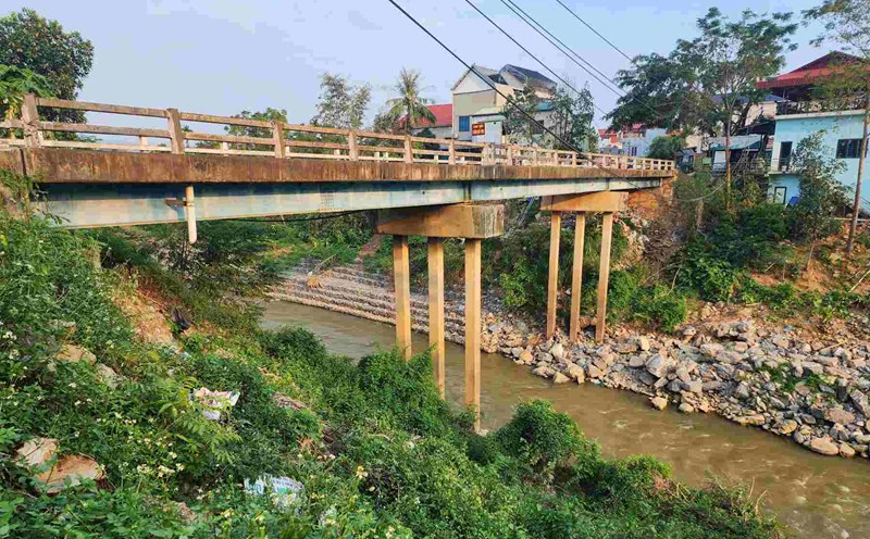 Luong Nha Bridge across Ngoi Lat is closed to all cars. Photo: To Cong