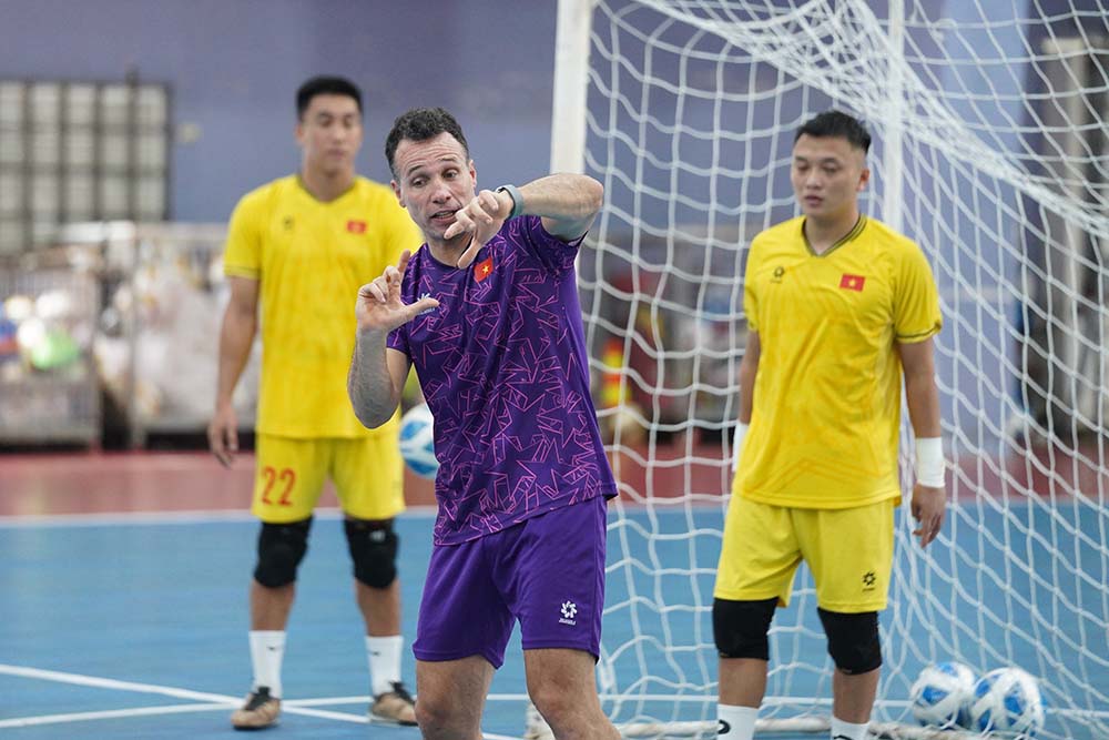 Coach Diego Giustozzi of the Vietnam futsal team. Photo: Thanh Vu