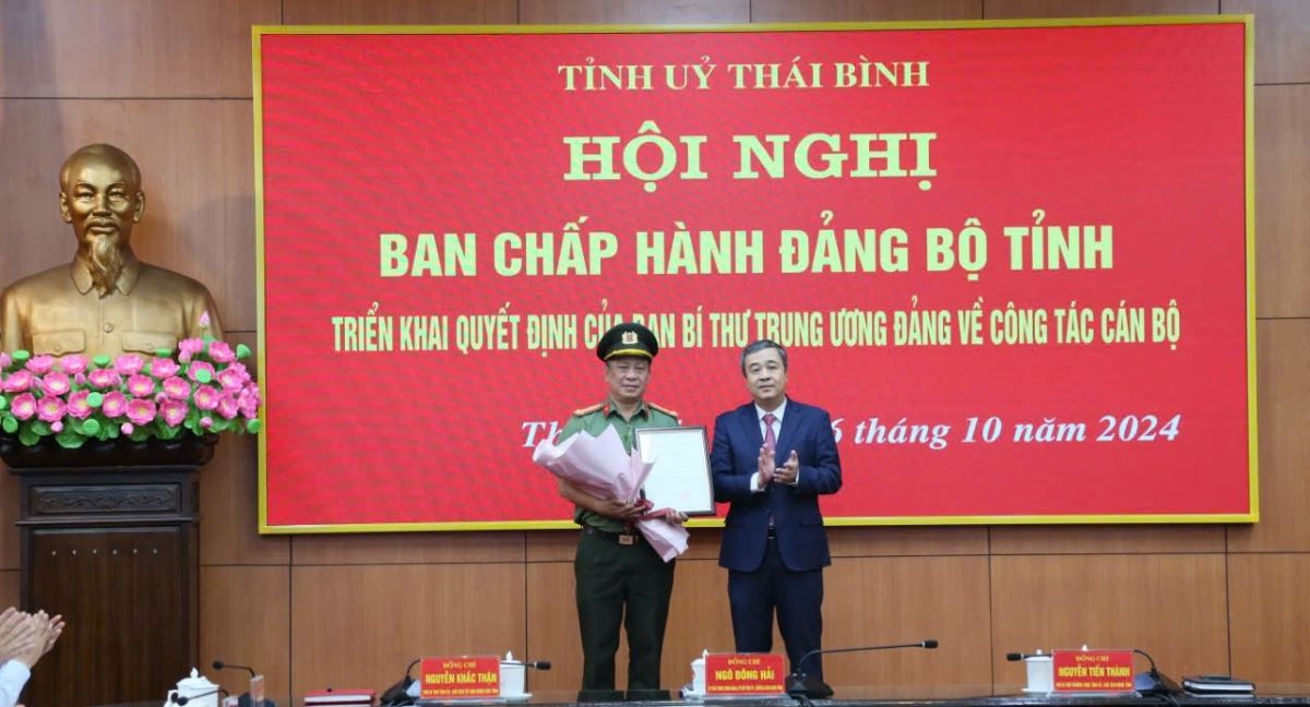 Ong Ngo Dong Hai, Uy vien Ban Chap hanh Trung uong Dang, Bi thu Tinh uy, Truong doan Dai bieu Quoc hoi tinh Thai Binh trao quyet dinh cua Ban Bi thu Trung uong Dang, tang hoa chuc mung dai ta Tran Xuan Anh. Anh: Nam Hong