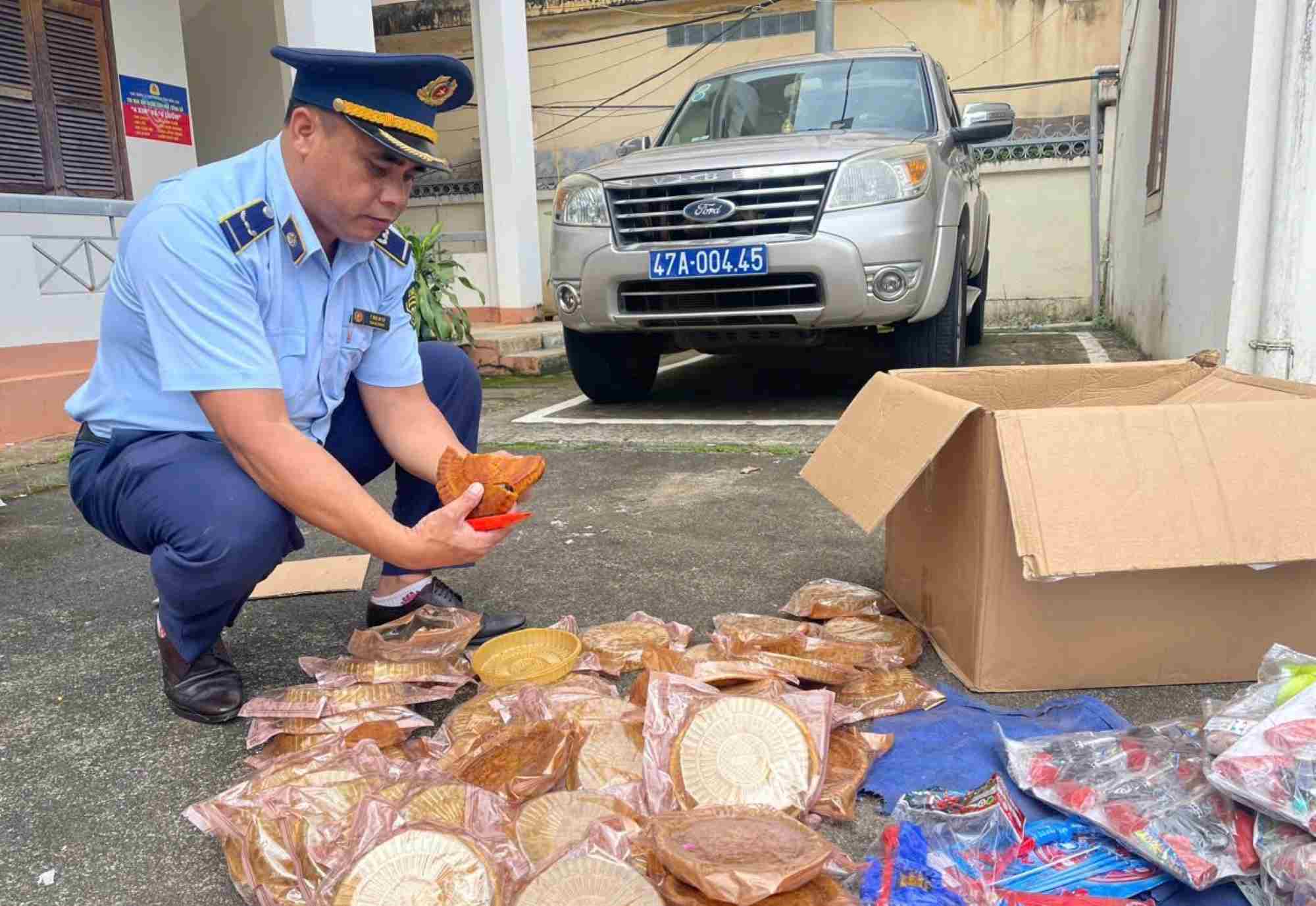 Dak Lak provincial authorities destroy a batch of food of unknown origin. Photo: Bao Trung
