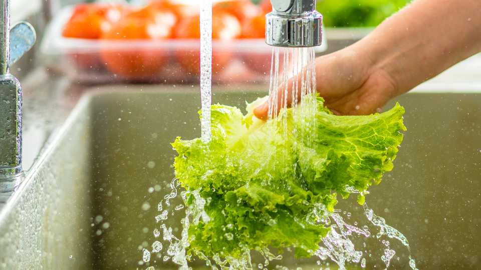 Mistakes when washing raw vegetables with salt water. Graphics: Phuong Anh