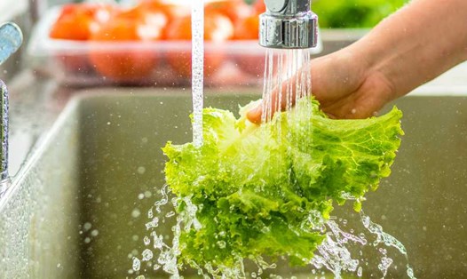 Sai lầm khi rửa rau sống bằng nước muối. Đồ hoạ: Phương Anh