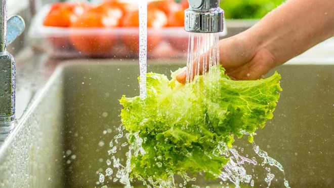 Sai lầm khi rửa rau sống bằng nước muối