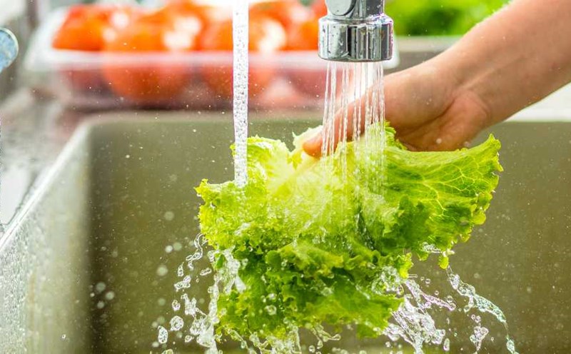 Mistakes when washing raw vegetables with salt water. Graphics: Phuong Anh
