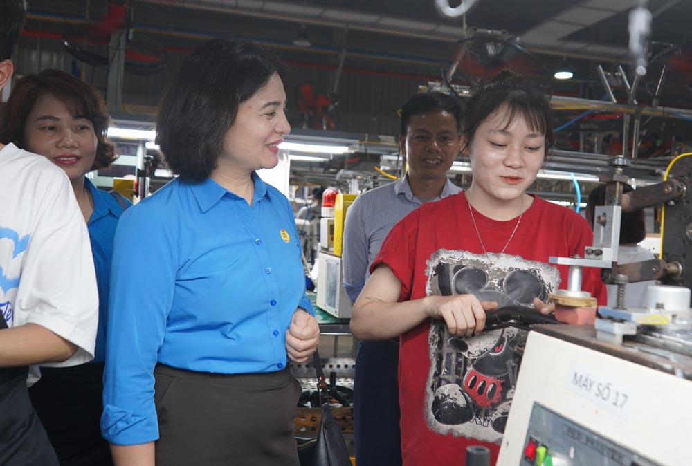 Female workers in industrial zones receive attention and care from businesses and trade unions at all levels. Photo: Mai Dung