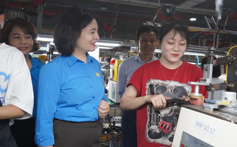 Female workers in industrial zones receive attention and care from businesses and trade unions at all levels. Photo: Mai Dung