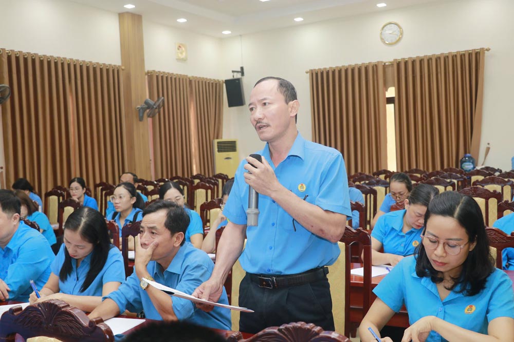 Voter Hoang Van Tuan proposed a special policy to attract experienced union officials who have grown up from the grassroots. Photo: Hung Tho
