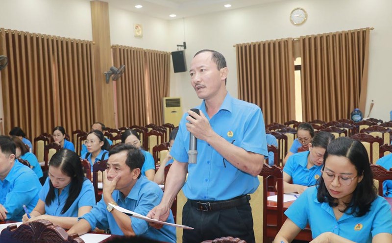 Voter Hoang Van Tuan proposed a special policy to attract experienced union officials who have grown up from the grassroots. Photo: Hung Tho