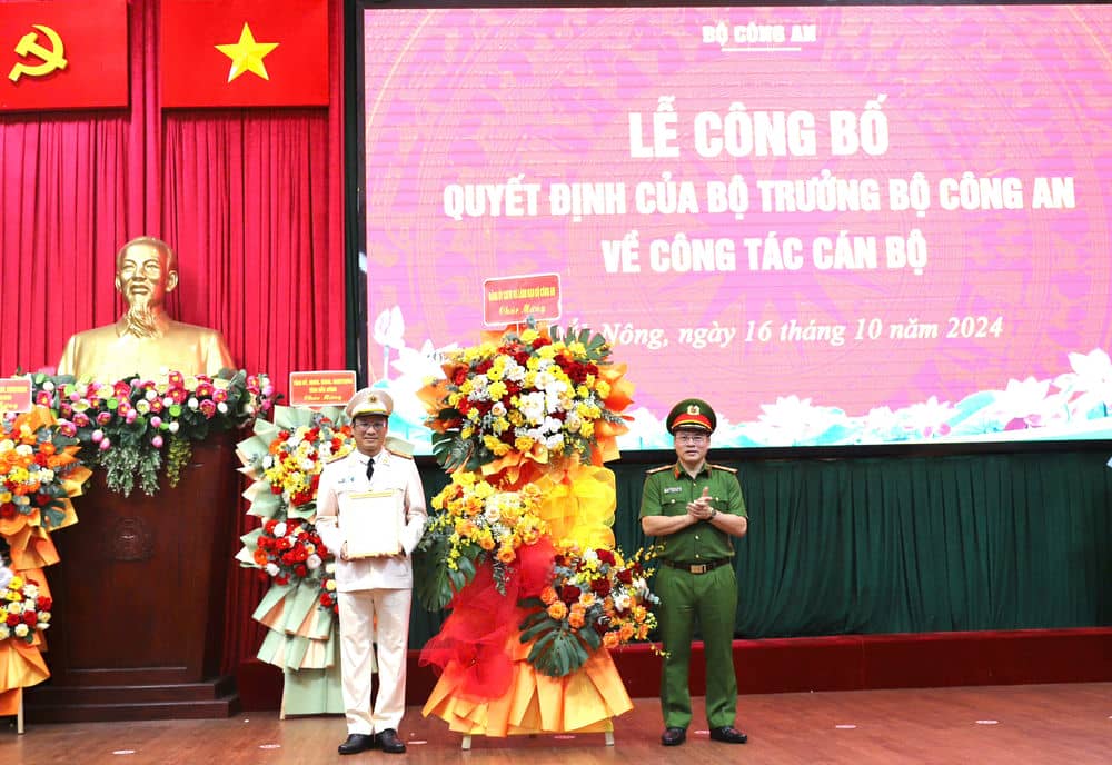 Deputy Minister Nguyen Van Long presented the decision to transfer and appoint Colonel Ho Song An to the position of Director of Dak Nong Provincial Police. Photo: Phan Tuan