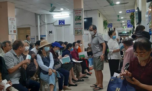 Người bệnh chờ khám bảo hiểm y tế. Ảnh: Minh Minh