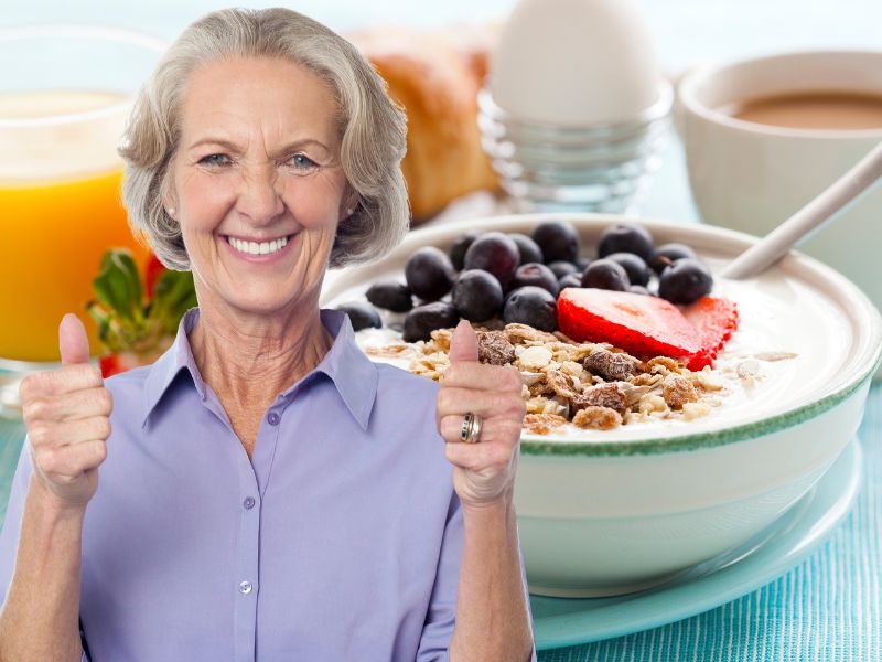 Elderly people should maintain some morning habits to keep their bones healthy. Graphics: Ha May