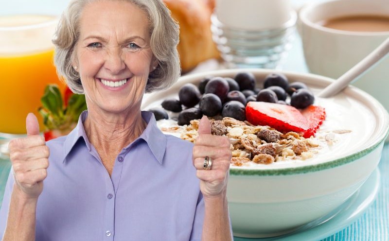 Elderly people should maintain some morning habits to keep their bones healthy. Graphics: Ha May