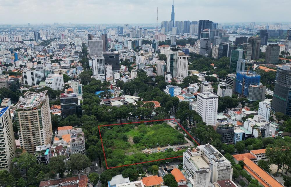 Toa lac o vi tri dac dia voi 4 mat tien duong, du an Nha thi dau Phan Dinh Phung (Quan 3) dau tu gan 2.000 ti dong bi bo hoang 10 nam qua. Day la mot trong nhung du an dau tien cua thanh pho duoc dau tu theo hop dong BT (xay dung - chuyen giao) tu nam 2008. Tuy nhien, den nay du an van chua the trien khai. Thang 5 vua qua, UBND TP quyet dinh chuyen du an nay tu hop dong BT sang dau tu cong. 