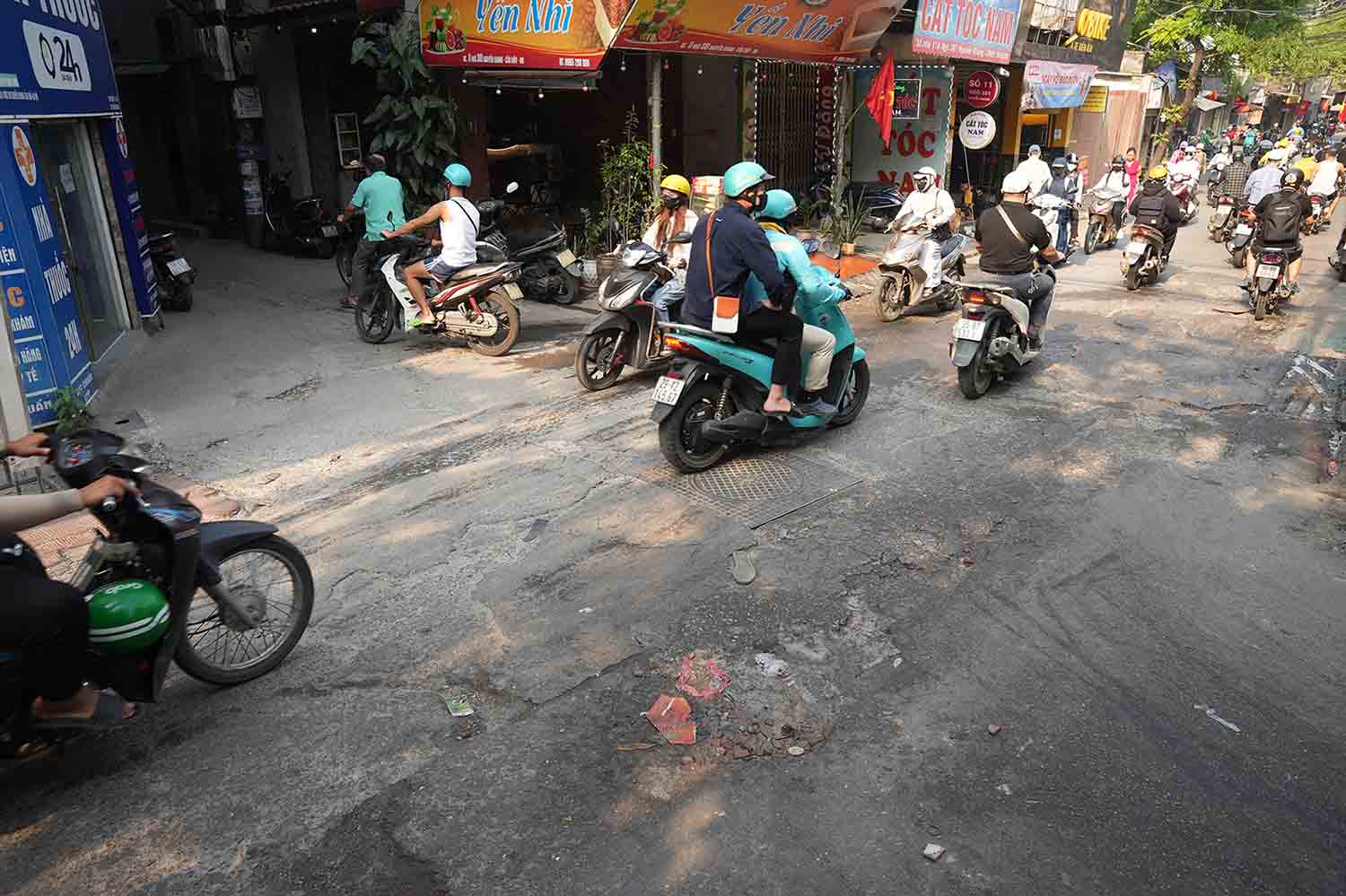 Mat duong xuong cap, nhieu nam chua duoc sua chua. Anh: Huu Chanh