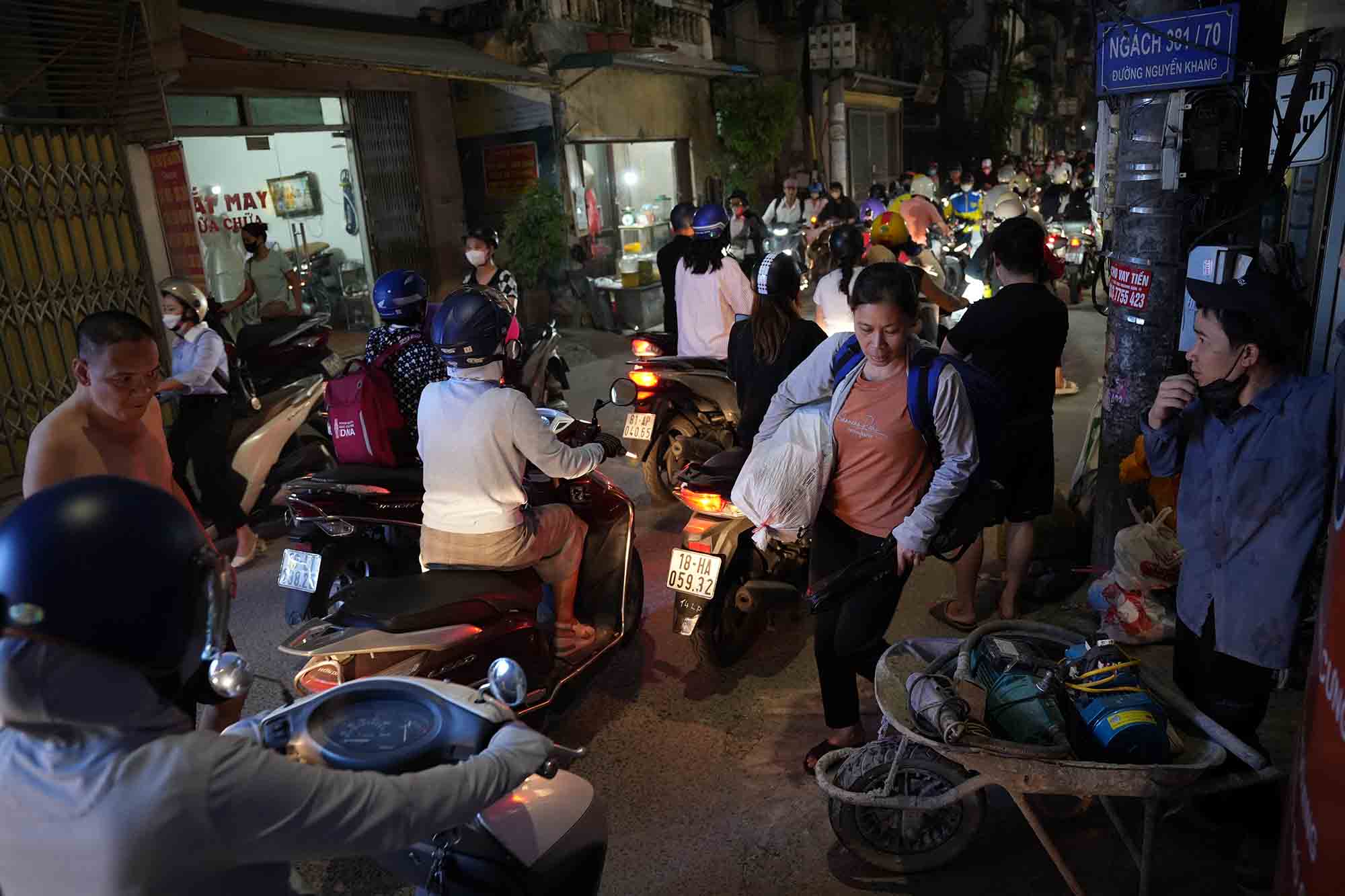 Un tac keo dai, nguoi di bo phai len loi vao nhung khoang trong sot lai de di chuyen. Anh: Huu Chanh