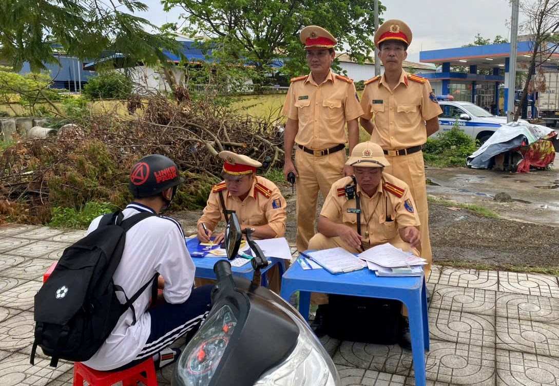 Luu Kiem Traffic Police Station handles students violating traffic safety order on National Highway 10 in Thuy Son Commune, Thuy Nguyen District. Photo: Hai Phong City Police