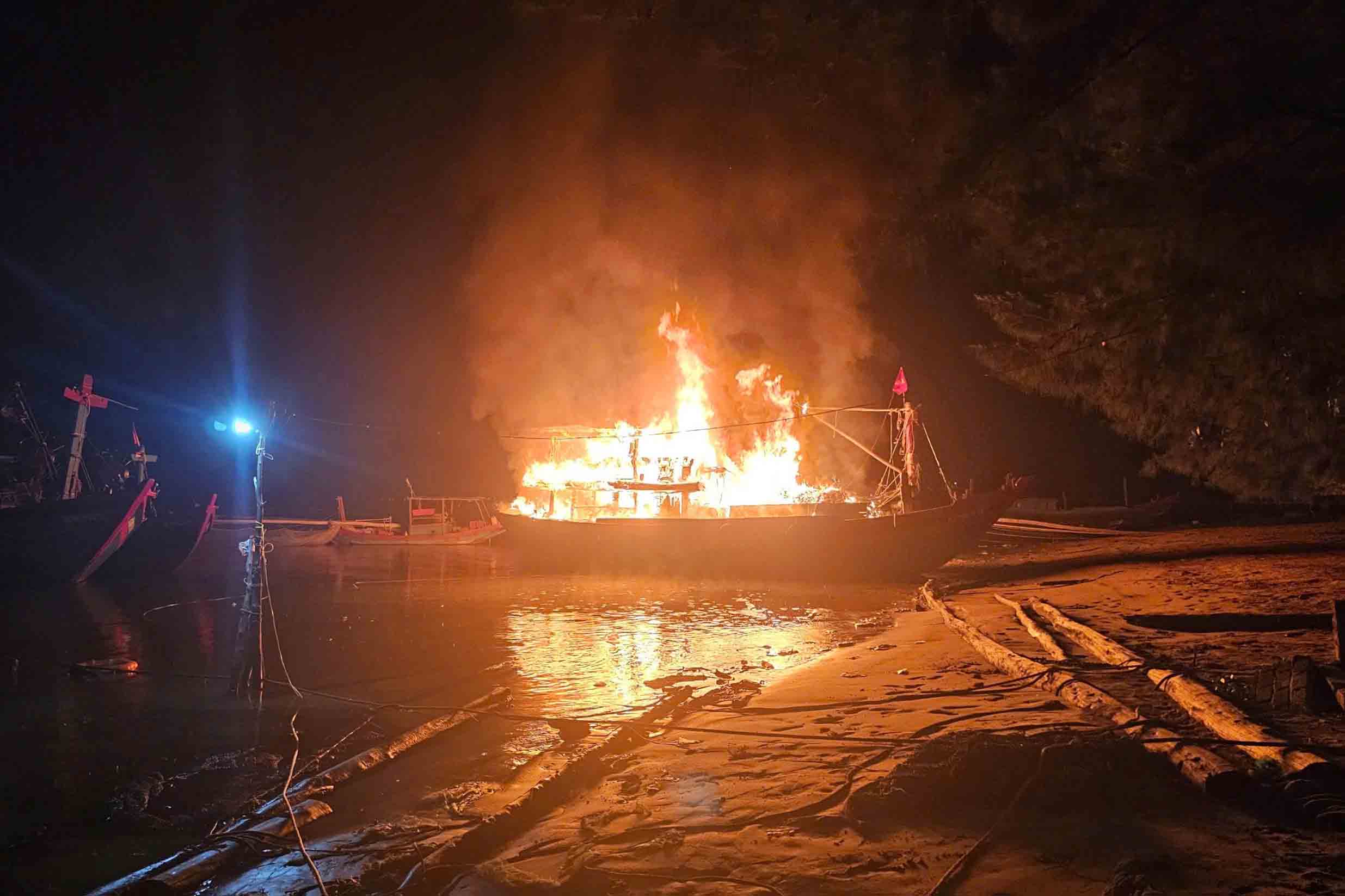Fishing boat of fishermen in Ky Ninh commune caught fire, causing damage of about 1 billion VND. Photo: Quang Tuan.