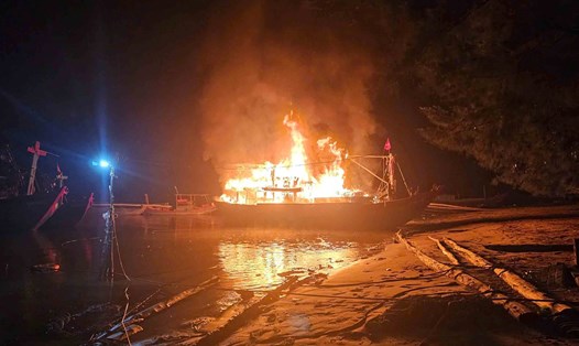 Tàu cá của ngư dân xã Kỳ Ninh bị cháy, thiệt hại khoảng 1 tỉ đồng. Ảnh: Quang Tuấn.