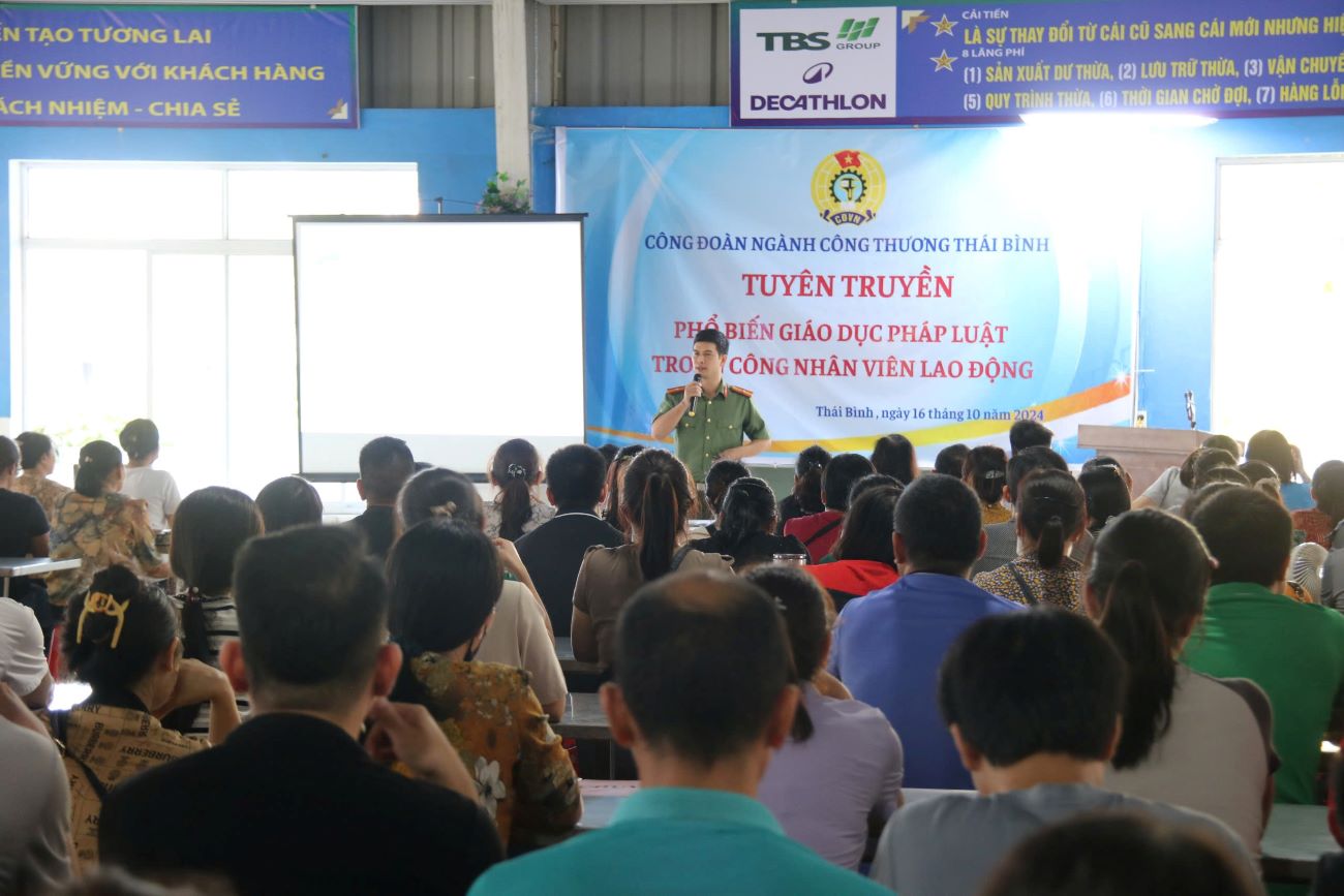Major Nguyen Ba Lam, officer of PV05 Department - Thai Binh Provincial Police, conveyed the contents at the conference organized by the Industry and Trade Union. Photo: Ba Manh