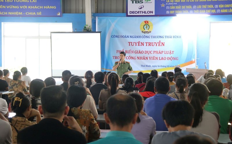 Major Nguyen Ba Lam, officer of PV05 Department - Thai Binh Provincial Police, conveyed the contents at the conference organized by the Industry and Trade Union. Photo: Ba Manh