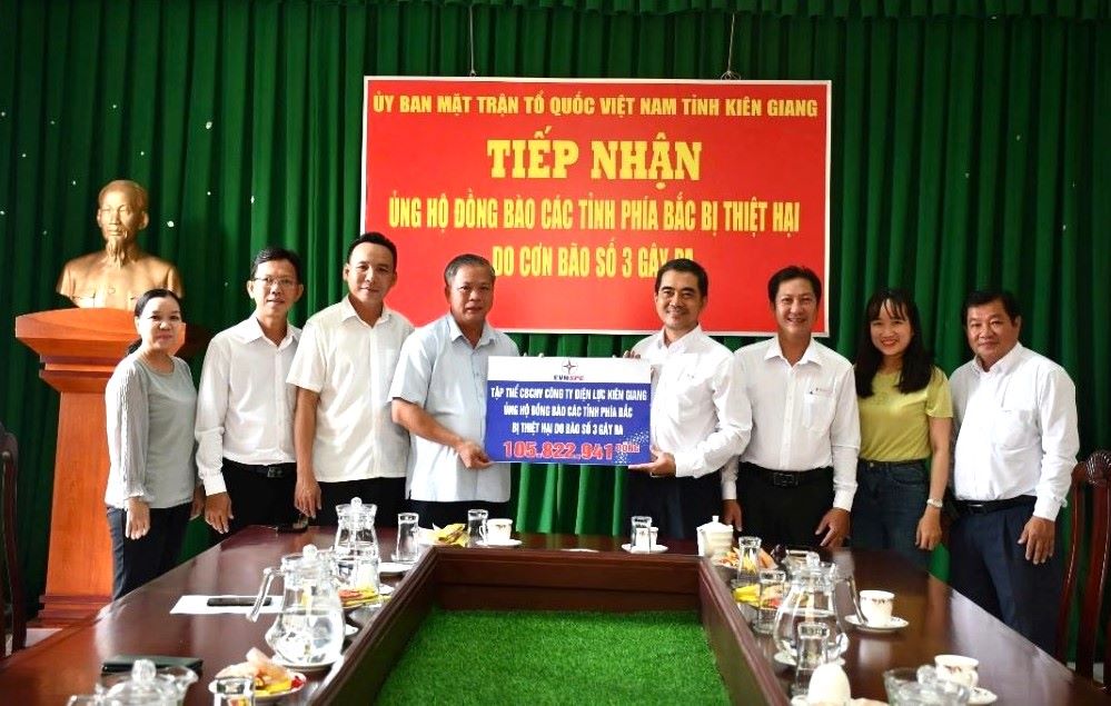 Employees of Kien Giang Power Company (under EVNSPC) support people in the northern provinces affected by storm No. 3. Photo: Provided by EVNSPC
