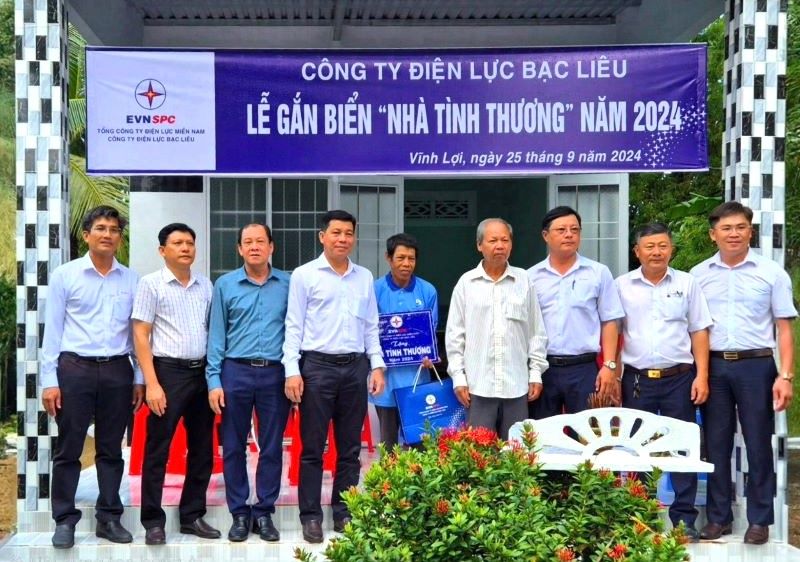 Cong ty Dien luc Bac Lieu (truc thuoc EVNSPC) trao tang Nha tinh thuong cho ho gia dinh kho khan ve nha o. Anh: EVNSPC cung cap